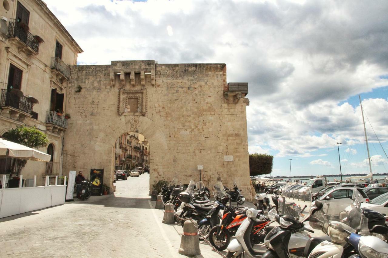 Essentia Rooms- Ortigia Holidays Syrakusa Exteriör bild