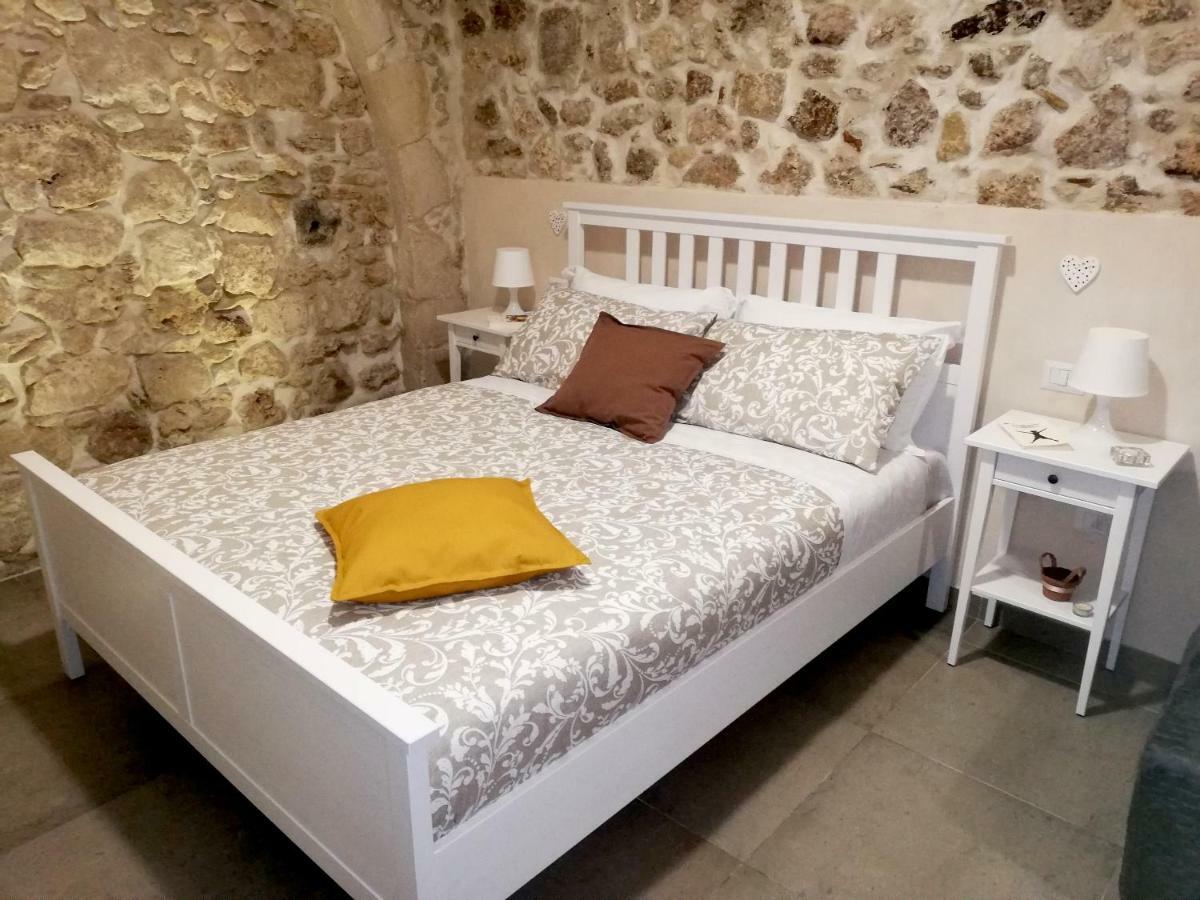 Essentia Rooms- Ortigia Holidays Syrakusa Exteriör bild