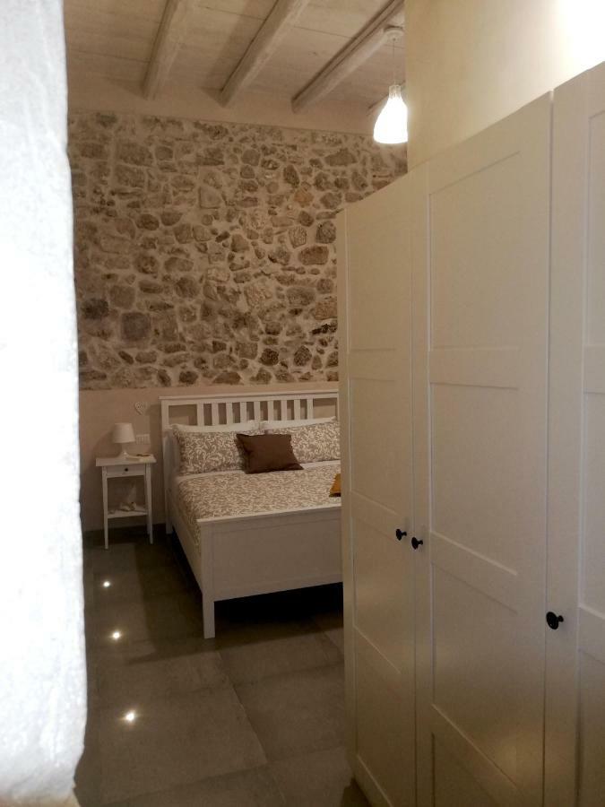 Essentia Rooms- Ortigia Holidays Syrakusa Exteriör bild