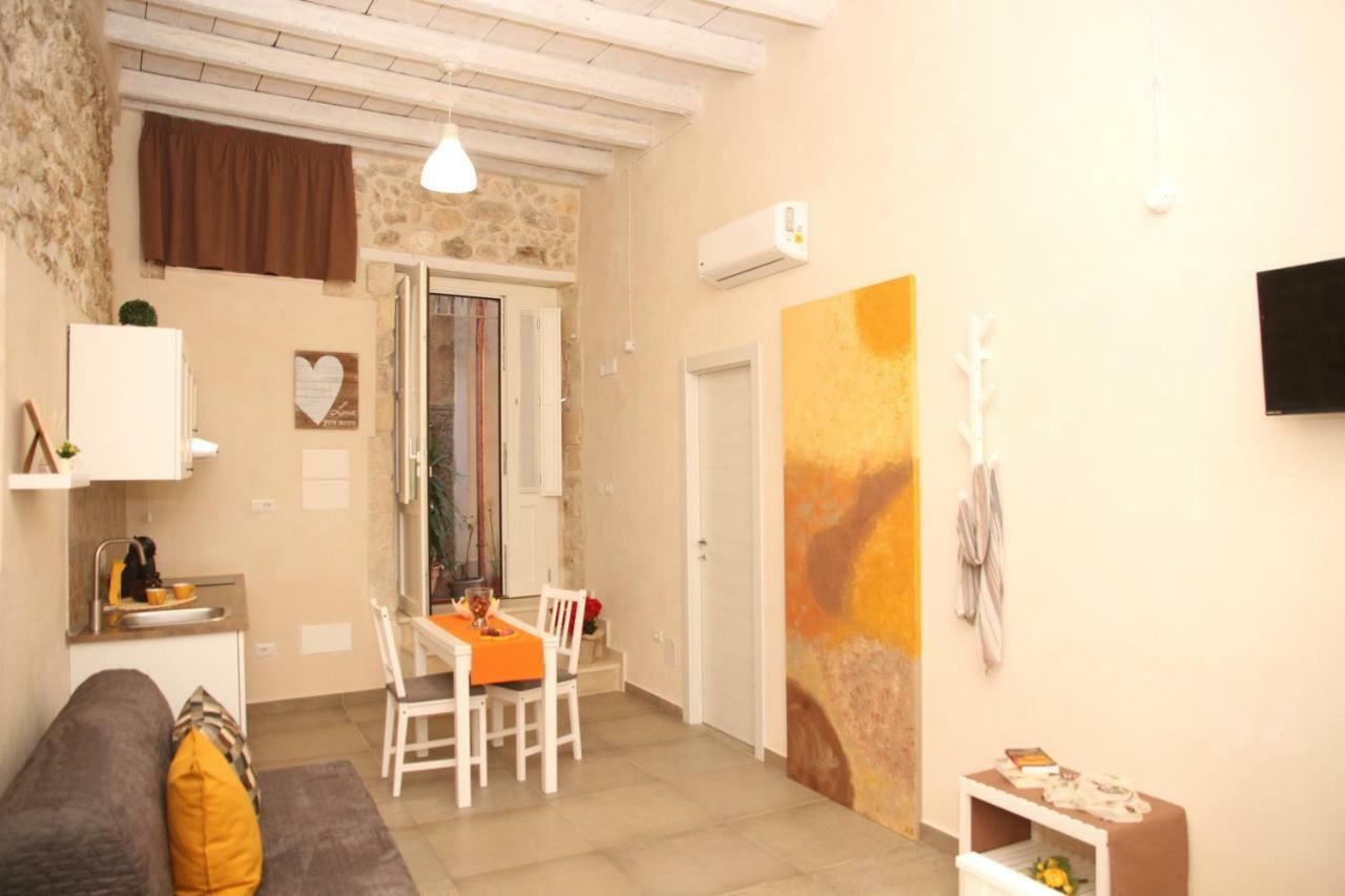 Essentia Rooms- Ortigia Holidays Syrakusa Exteriör bild