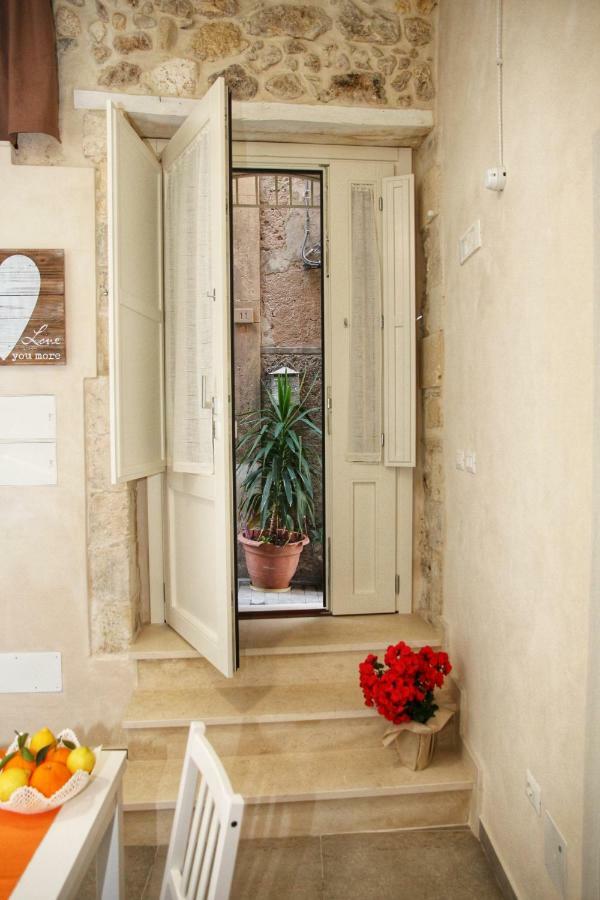 Essentia Rooms- Ortigia Holidays Syrakusa Exteriör bild